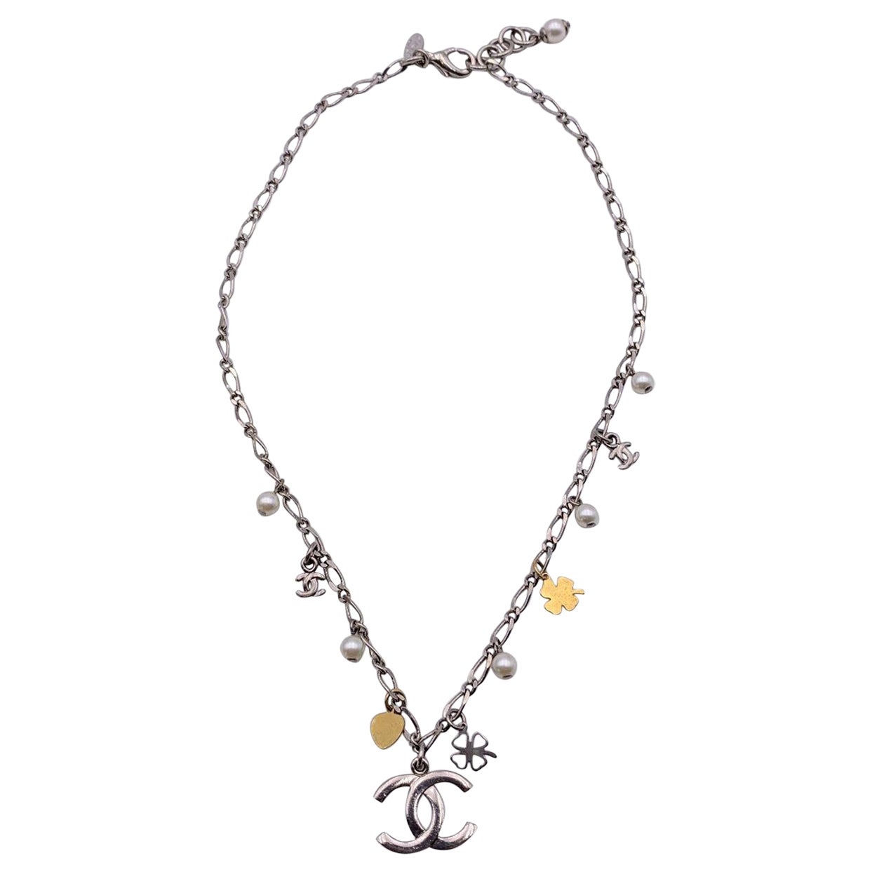 Chanel Silber Metallkette Halskette mit Charms CC Logo-Anhänger im Angebot
