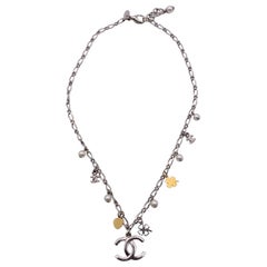 Chanel Collier chaîne en métal argenté avec breloques et pendentif avec logo CC
