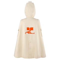 COURREGES Hyperbole ca. 1970er Jahre Elfenbein Wolle Orange Lackleder Logo Kapuze Umhang mit Kapuze