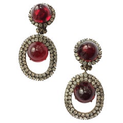 Boucles d'oreilles pendantes en cabochon de rubis et pâte grise:: Kenneth Jay Lane (KJL):: États-Unis:: années 1960