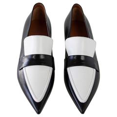 CELINE Shoe Sleek Black and White Flat Pointed Toe 39 / 9  new