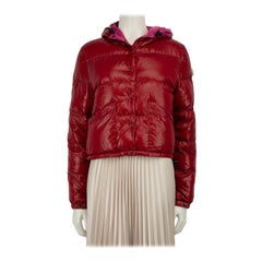 Moncler - Manteau rouge en duvet d'oie à capuche, taille M