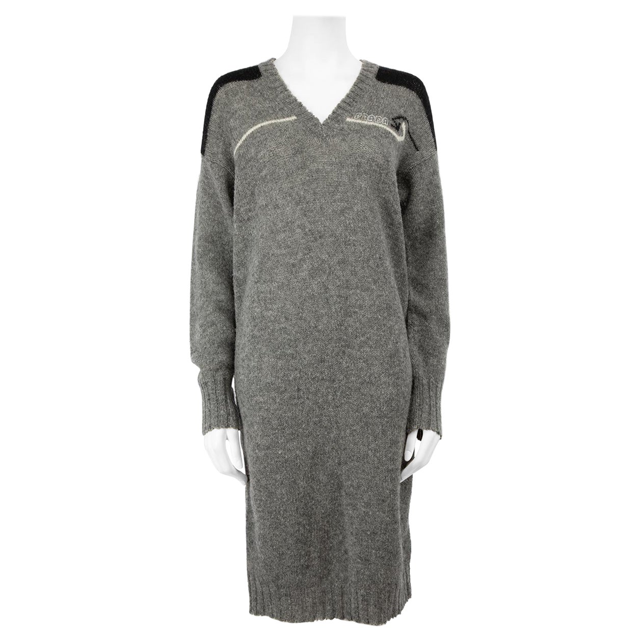 Prada - Robe pull brodée de logos en laine grise, taille XS en vente