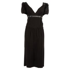 Robe midi Prada noire bordée d'épaules en fourrure de renard, taille M