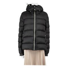 Moncler Schwarze gesteppte Daunenjacke Größe L