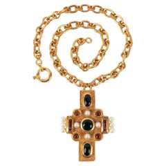 Chanel Collier pendentif croix en métal doré