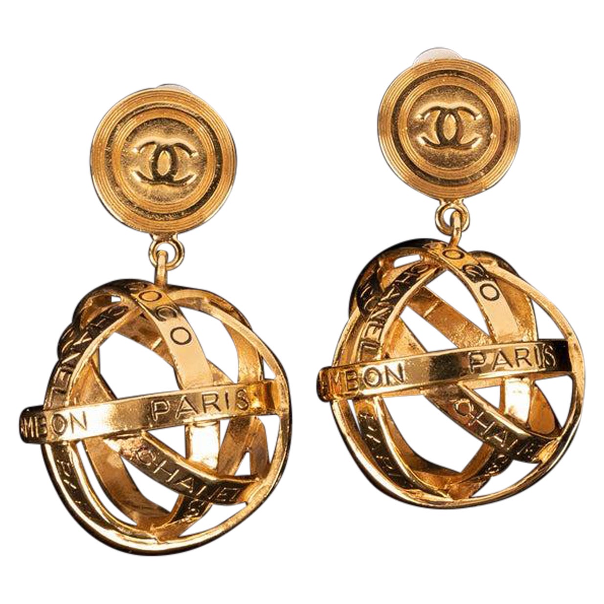 Chanel Circular durchbrochene goldene Metallohrringe im Angebot