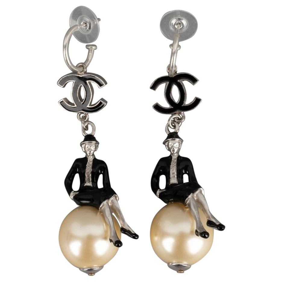 Boucles d'oreilles Chanel en métal argenté "Coco on the World", 2004 en vente
