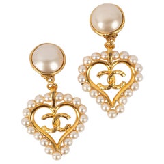 Chanel Goldene Metall-Ohrringe mit Kostüm-Perlen