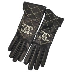 CHANEL Pearl CC Logo Black Leather Gloves