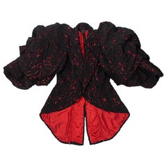 Comme des Garçons Chaqueta pesada de encaje negro con mangas acolchadas, fw 2013