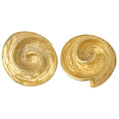 80s Gold Tone Hammered Swirl Clip Earrings