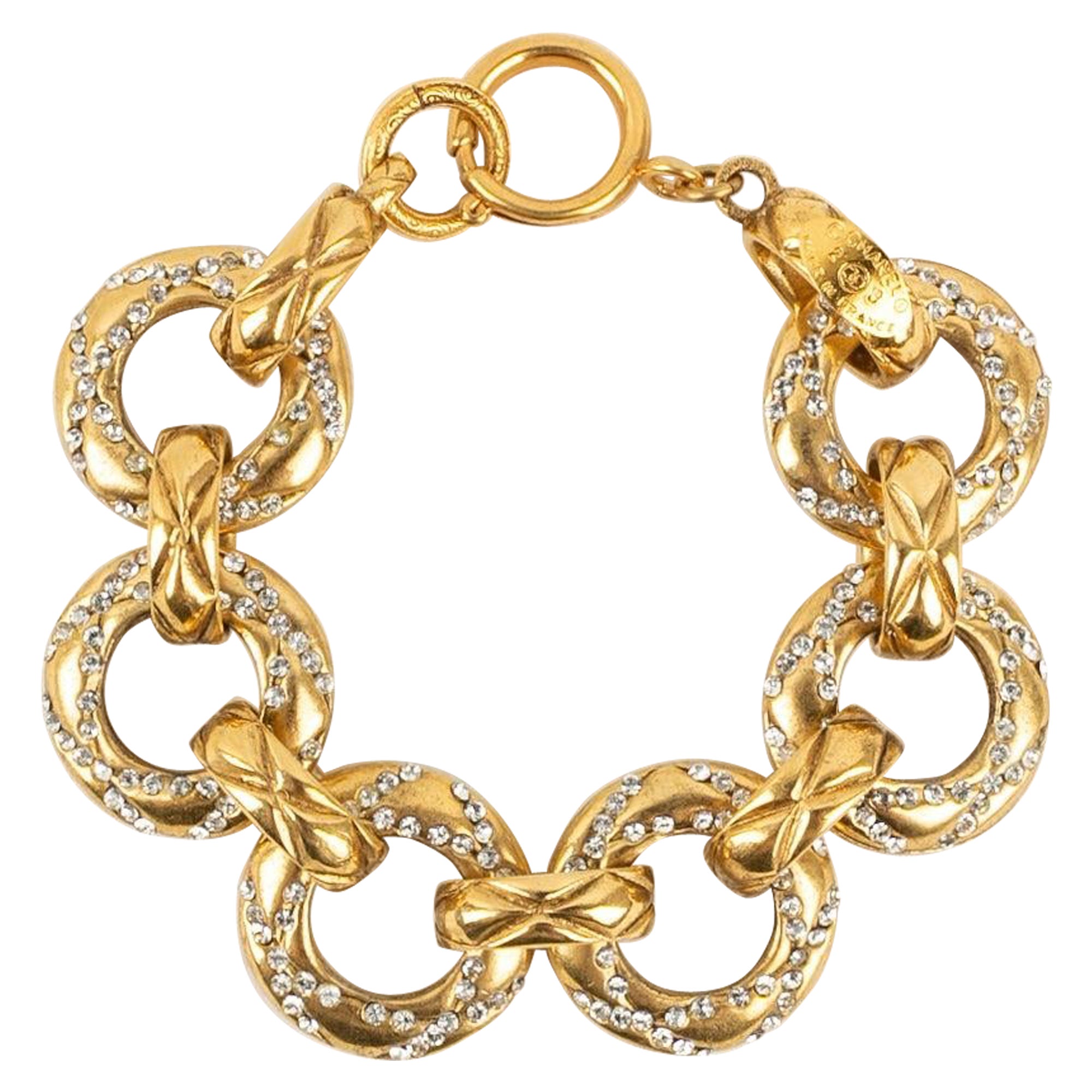 Chanel Goldenes Armband aus goldenem Metall mit Swarovski-Strasssteinen, 2003 im Angebot