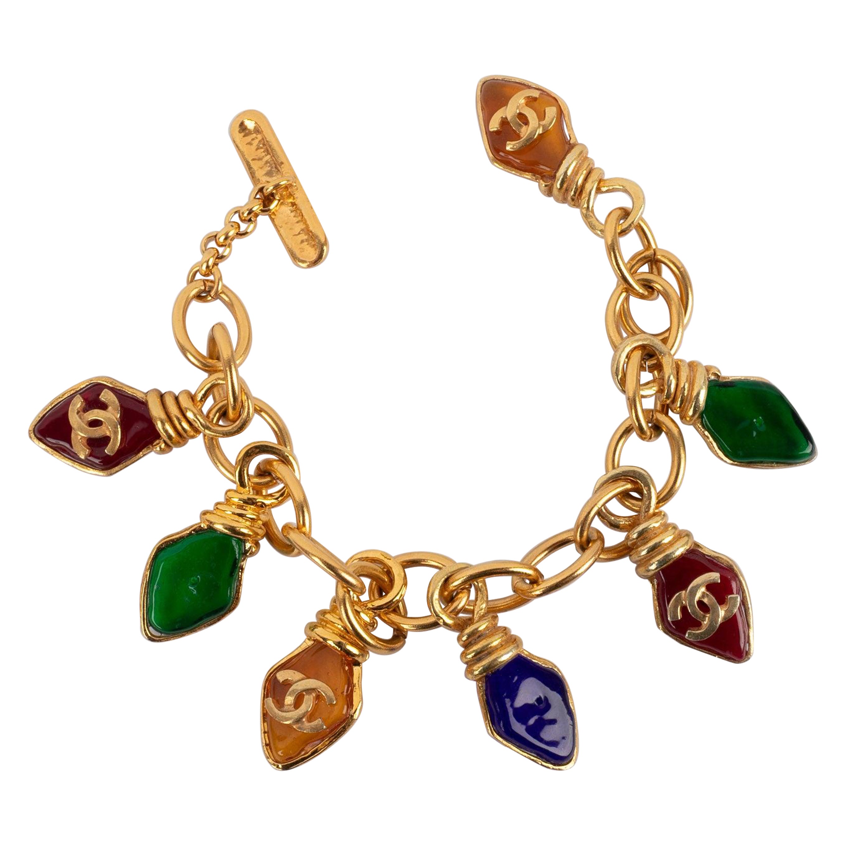 Chanel Charm-Armband aus goldenem Metall mit Glaspastell-Charm-Anhängern, 1995 im Angebot