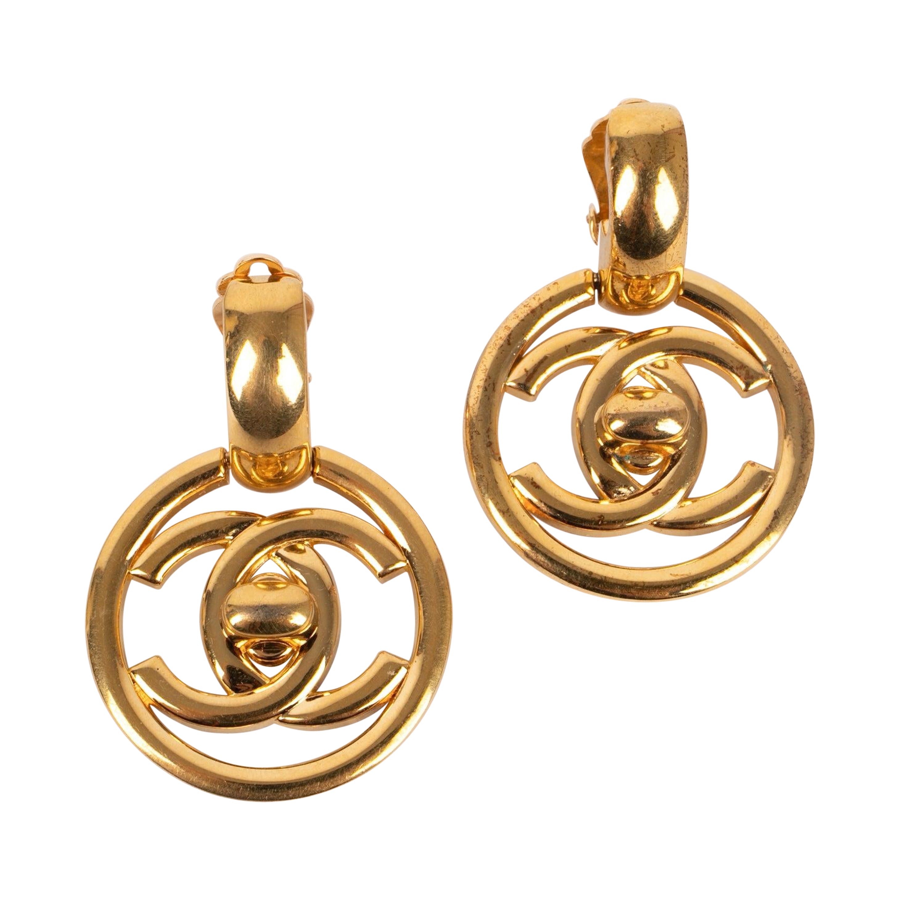 Chanel Goldene Metall-Ohrringe mit gedrechseltem Schloss, 1997 im Angebot