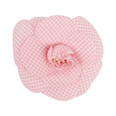 Chanel Broche camélia en tissu vichy rose et blanc, années 1990