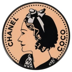 Broche Chanel portant l'effigie de Coco, 2003