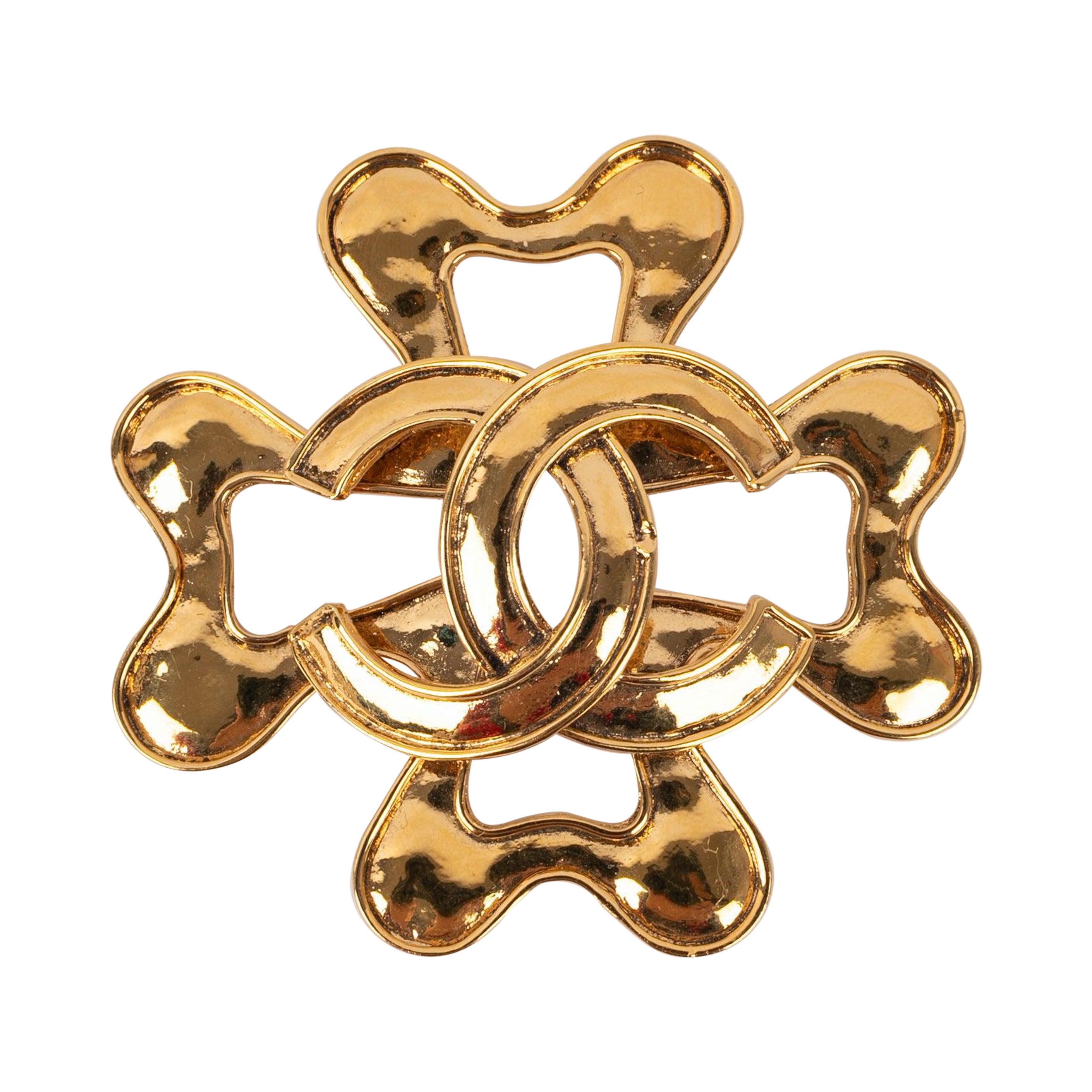 Broche Chanel en métal doré avec logo CC, 1995