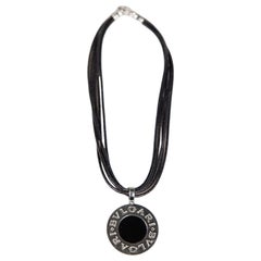 Bvlgari, collier pendentif Tondo réversible en or 18 carats, acier, onyx et nacre