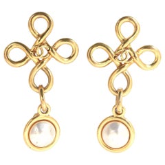 Pendientes colgantes vintage Chanel chapados en oro y perla de imitación