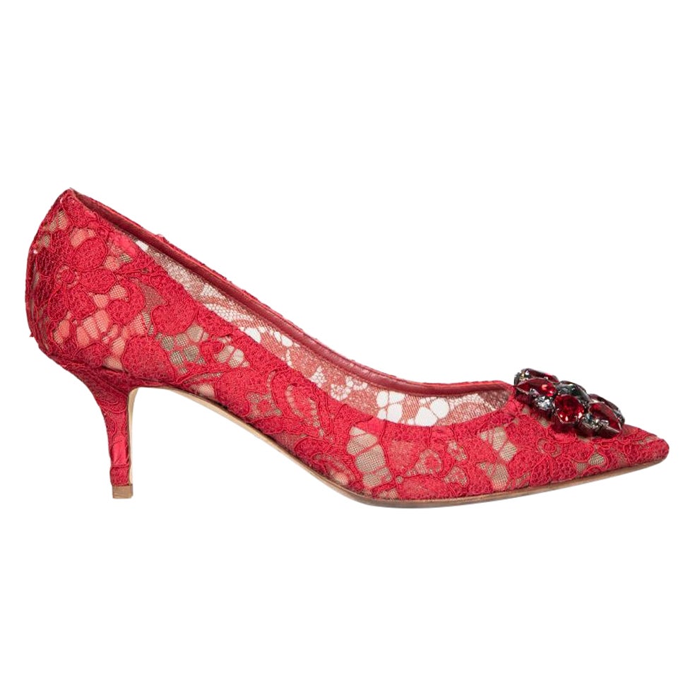 Escarpins Dolce & Gabbana rouges avec détail en dentelle et cristaux, taille IT 40 en vente