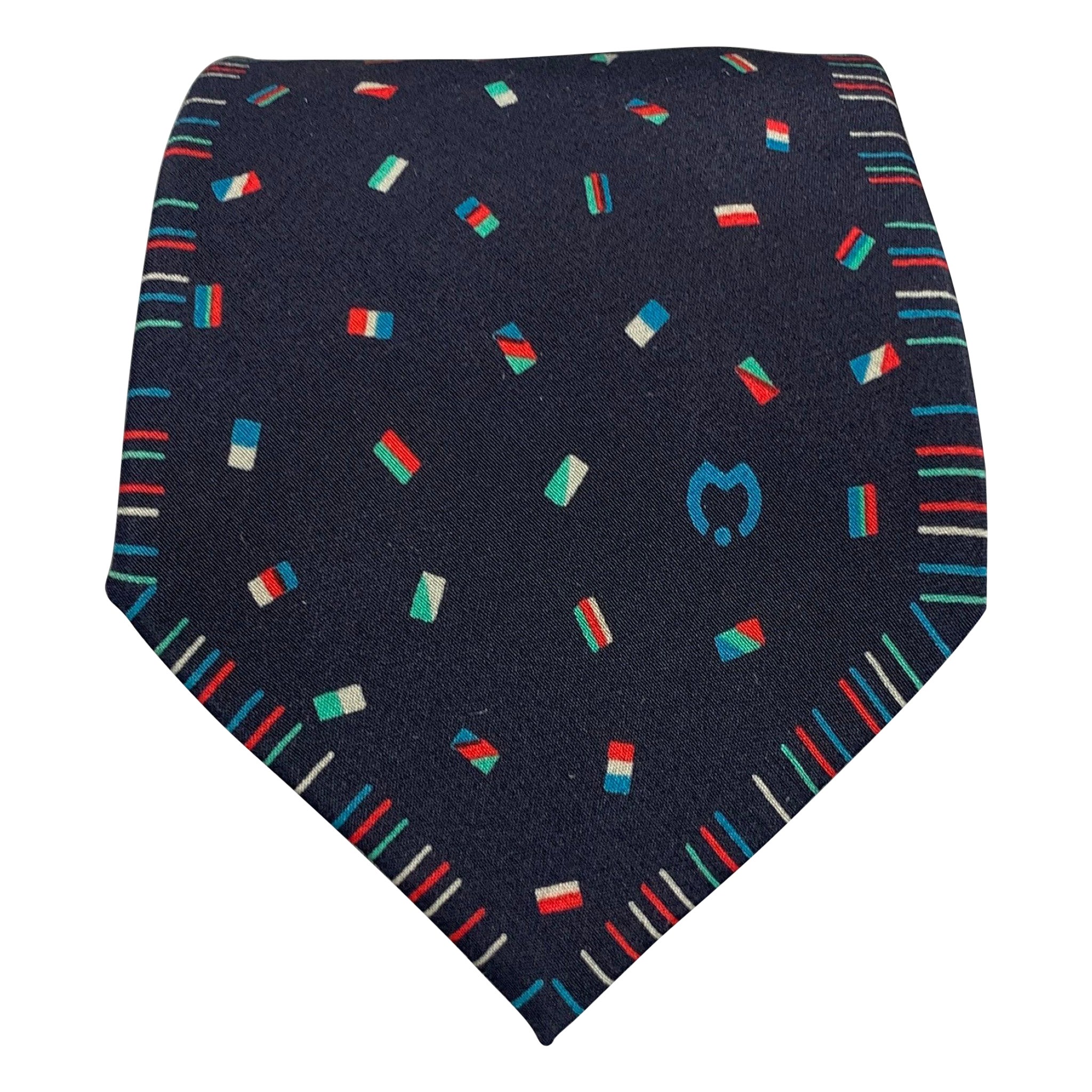 MILA SCHON Cravate de drapeaux noirs multicolores en soie en vente
