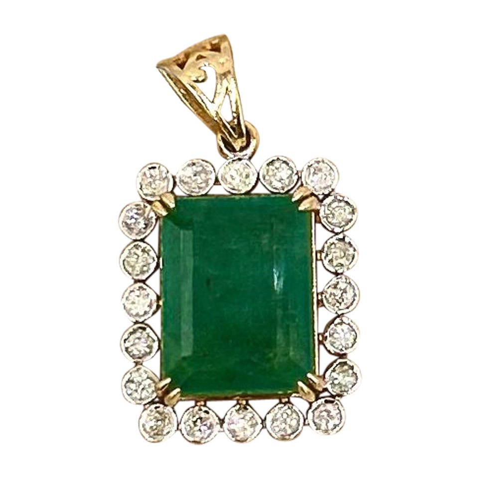 IGI Certified Natural Diamond Emerald Pendant Hallmark 18K Gold Emerald Pendant