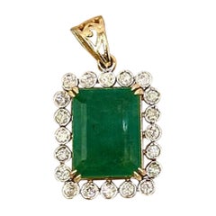 IGI Certified Natural Diamond Emerald Pendant Hallmark 18K Gold Emerald Pendant