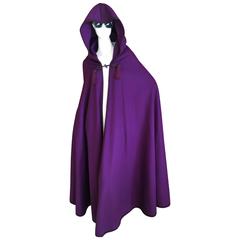 Yves Saint Laurent Rive Gauche Cape violette avec capuche et pompons