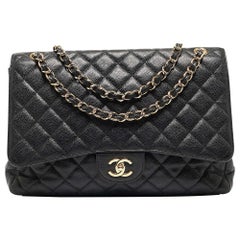 Chanel Schwarze klassische Maxi-Tasche aus gestepptem Kaviarleder mit einer Klappe