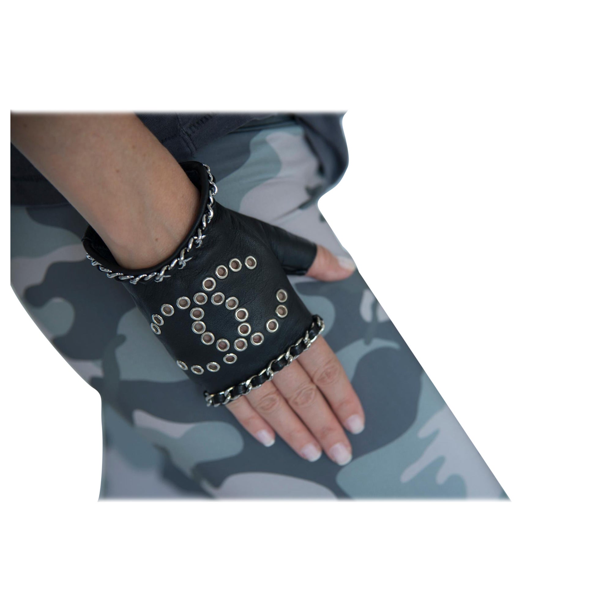 Chanel By Karl Lagerfeld Perforierter „CC“ Fingerloser Lederhandschuhe im Angebot