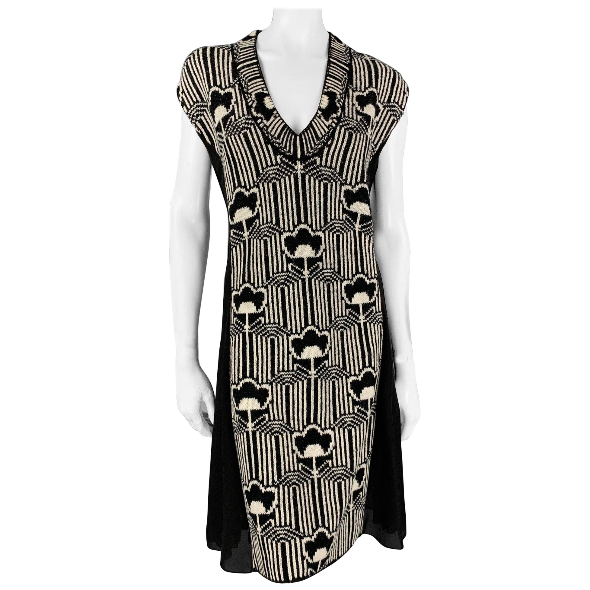 PRADA Fall '21 Size 2 Black & White Floral Crepe Wool/Silk Knitted V-Neck Dress For Sale