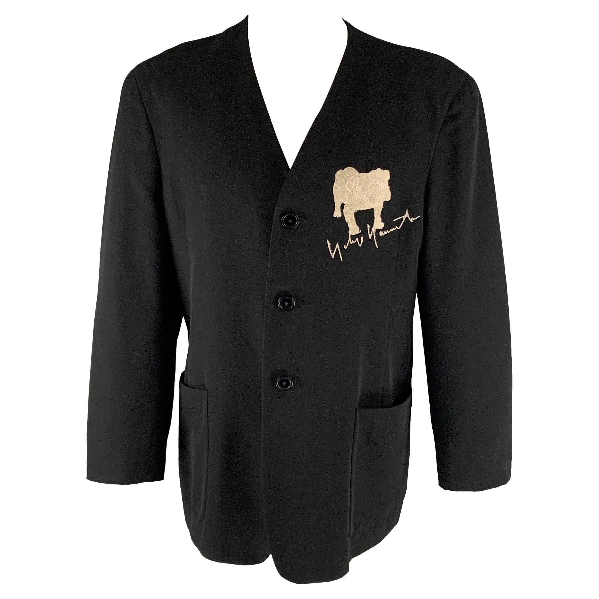 YOHJI YAMAMOTO HOMME Größe S SS90 Schwarze kragenlose Jacke aus Wolle mit Hundestickerei im Angebot