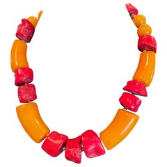 LB bietet eine atemberaubende Halskette aus dramatischem französischem Bakelit und roter Koralle
