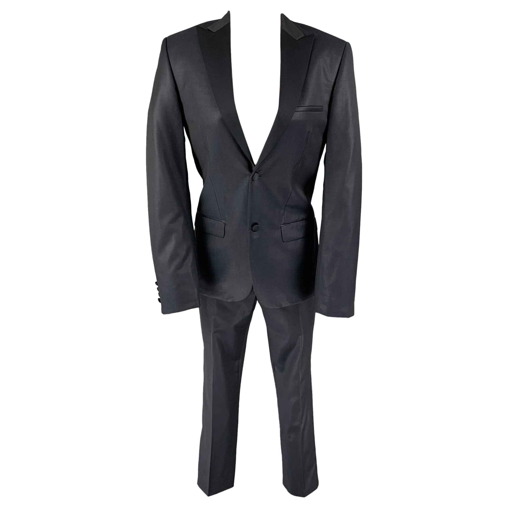 CALVIN KLEIN COLLECTION - Costume de smoking en laine noire marine à revers pointu, taille 34 en vente