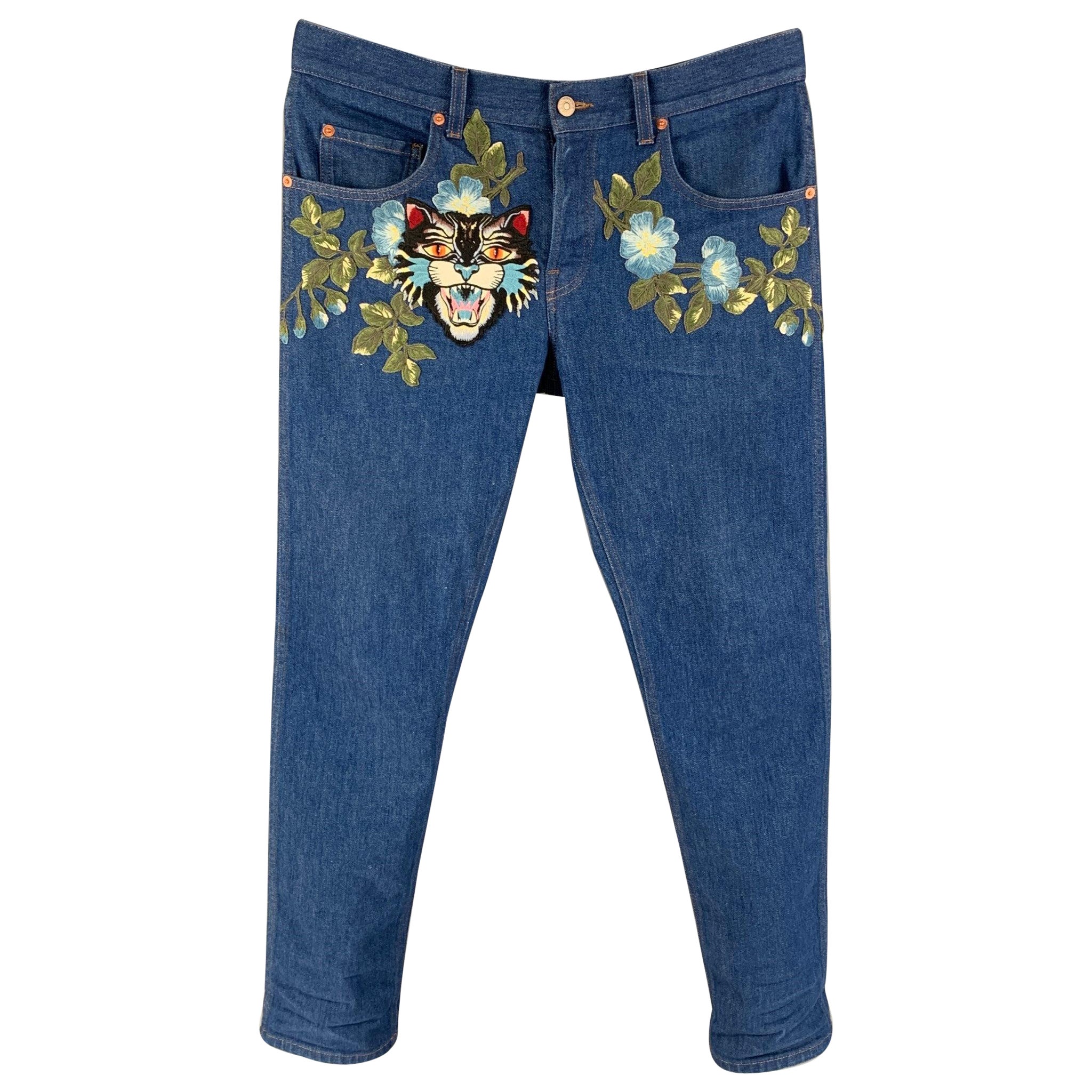 Blaue Denim-Jeans mit mehrfarbiger Stickerei von GUCCI in gerader Größe 34 im Angebot