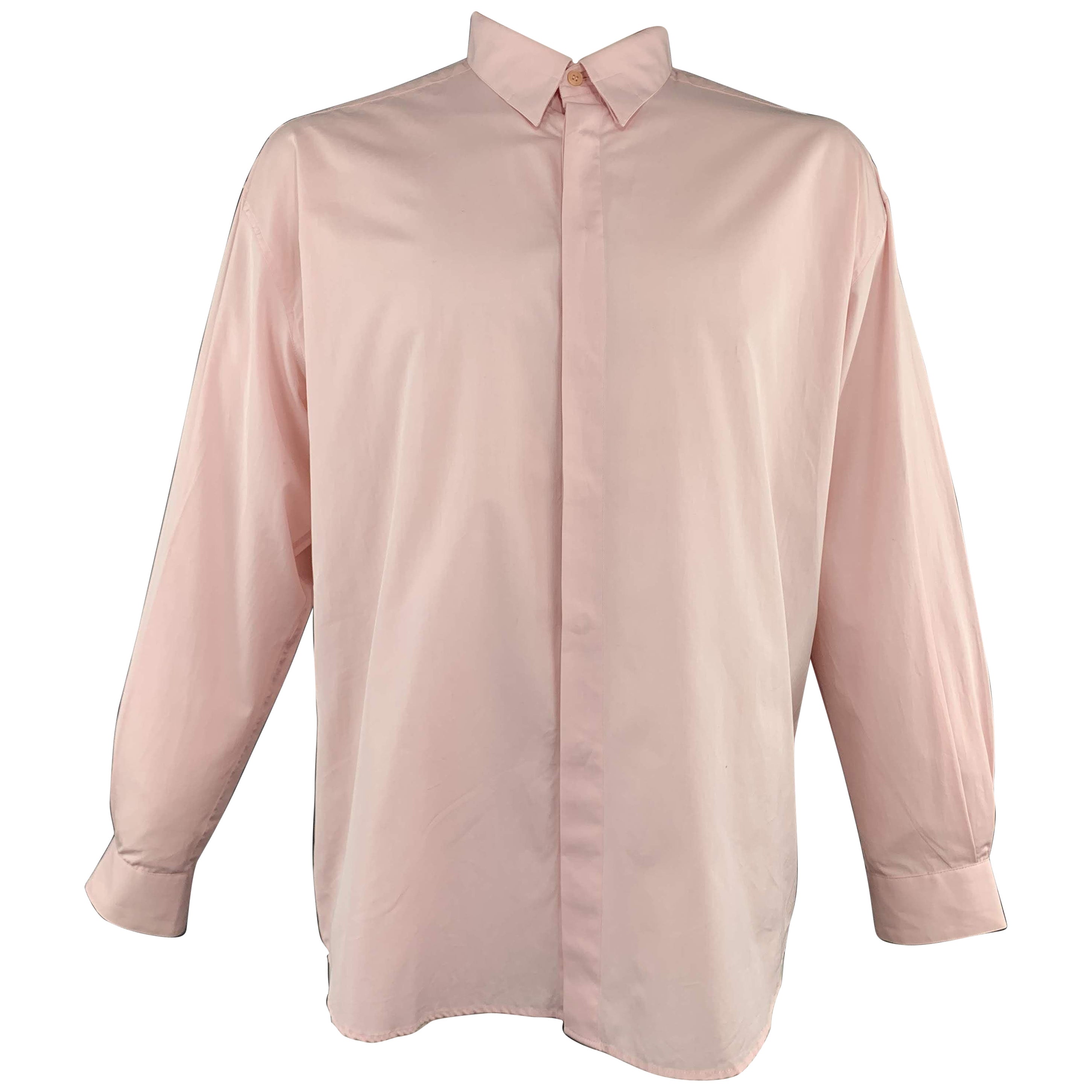 Gianni Versace Taille XL Chemise à manches longues en coton rose clair à boutons cachés en vente
