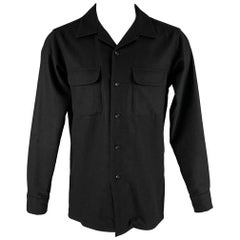 Chemise à manches longues en laine vierge noire à poches patch