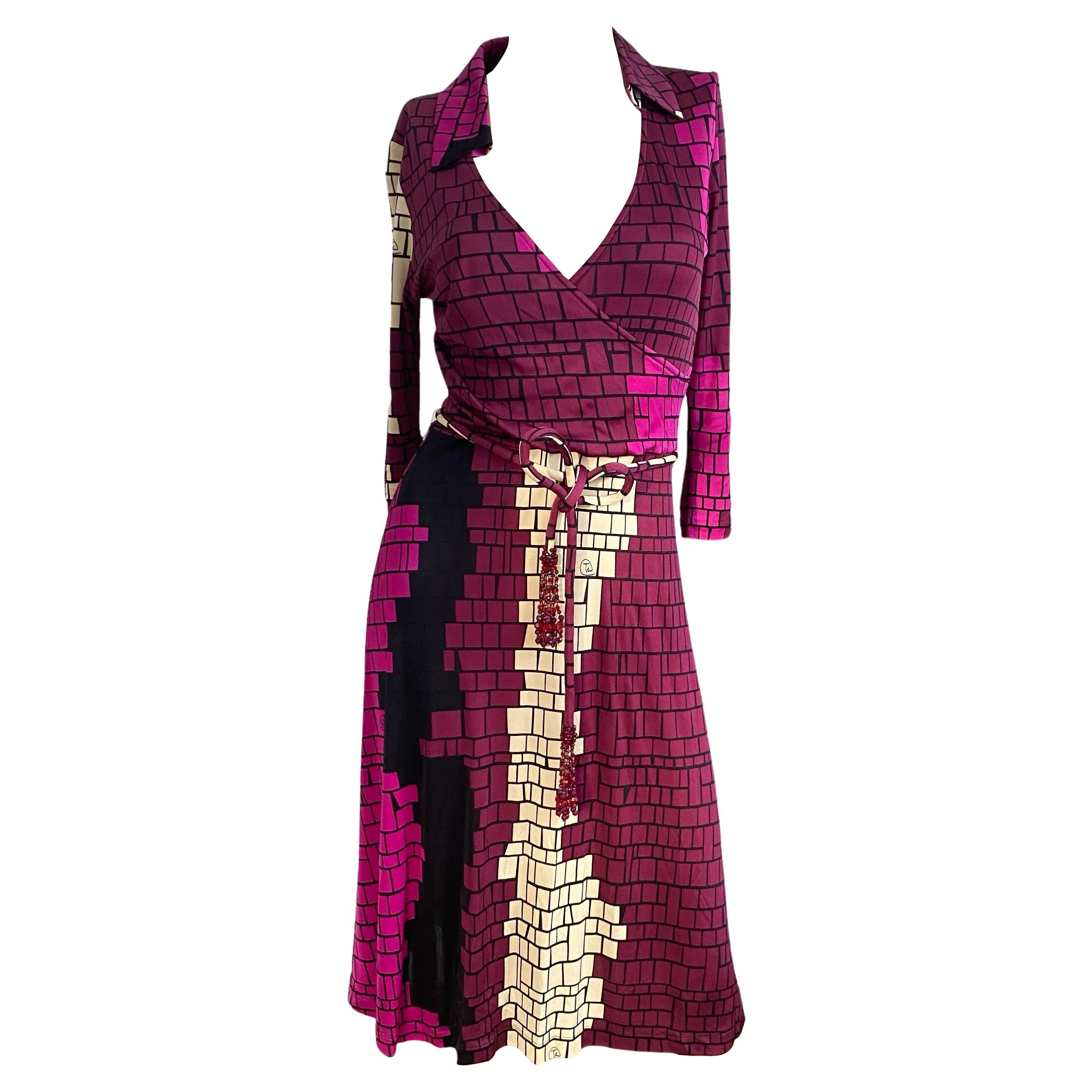 Robe cache-cœur en jersey de soie imprimé mosaïque + ceinture à glands - NWT FLORA KUNG en vente