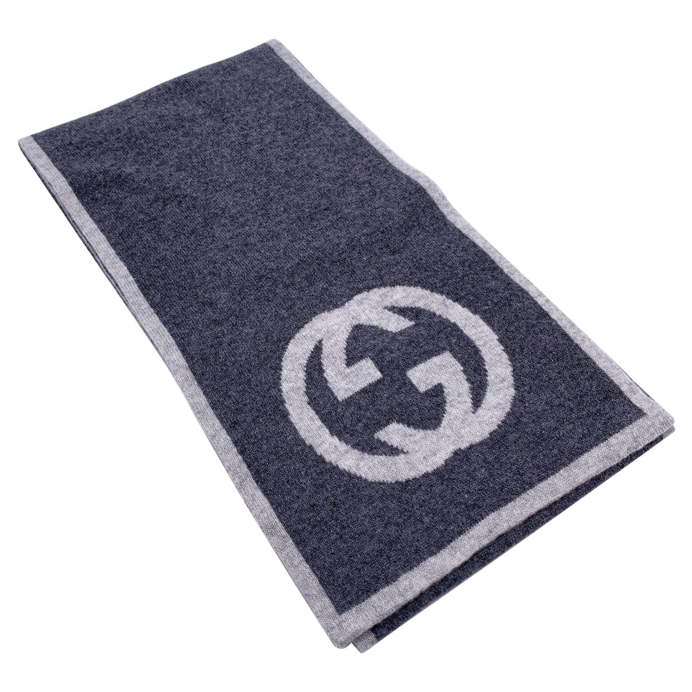 Écharpe unisexe Gucci en cachemire gris avec logo GG 23 x 180 cm en vente