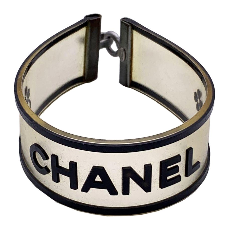 Chanel Vintage Quatrefoil-Armband aus klarem und schwarzem Gummi mit Logo im Angebot
