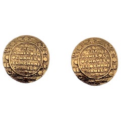 Chanel Vintage Gold Metall Runde geprägte Clip-On-Ohrringe mit Prägung