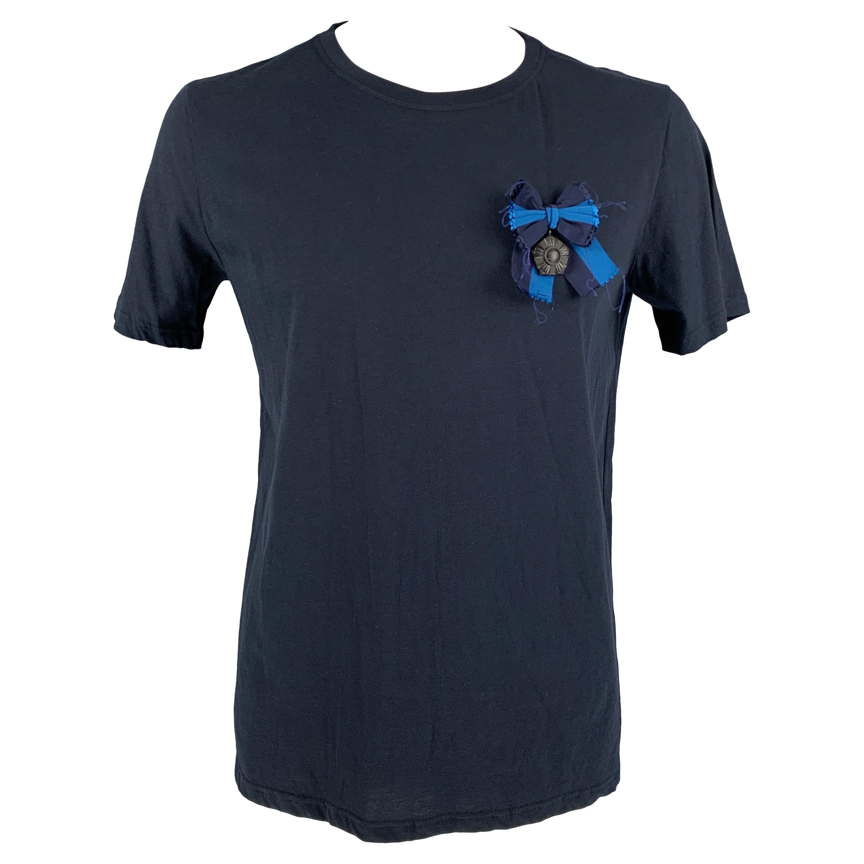 Burberry Prorsum T-shirt taille XL en coton marine avec médaille et nœud papillon en vente