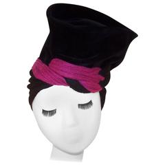 Avant-Garde C.1940 Black Velvet Hat With Fuchsia Wool Snood