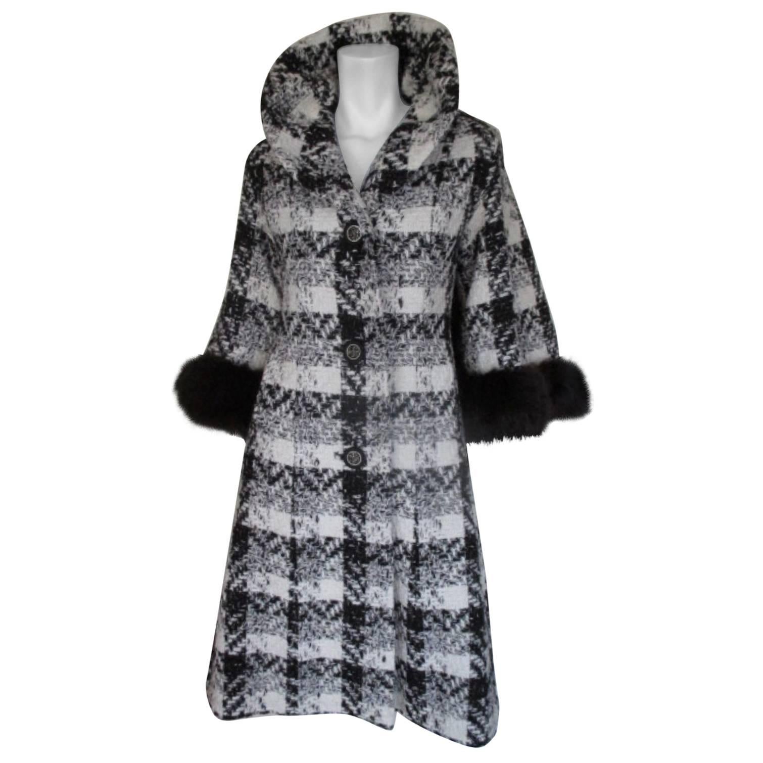Stylish Check Wool Cape Coat with Black Fox Fur For Sale