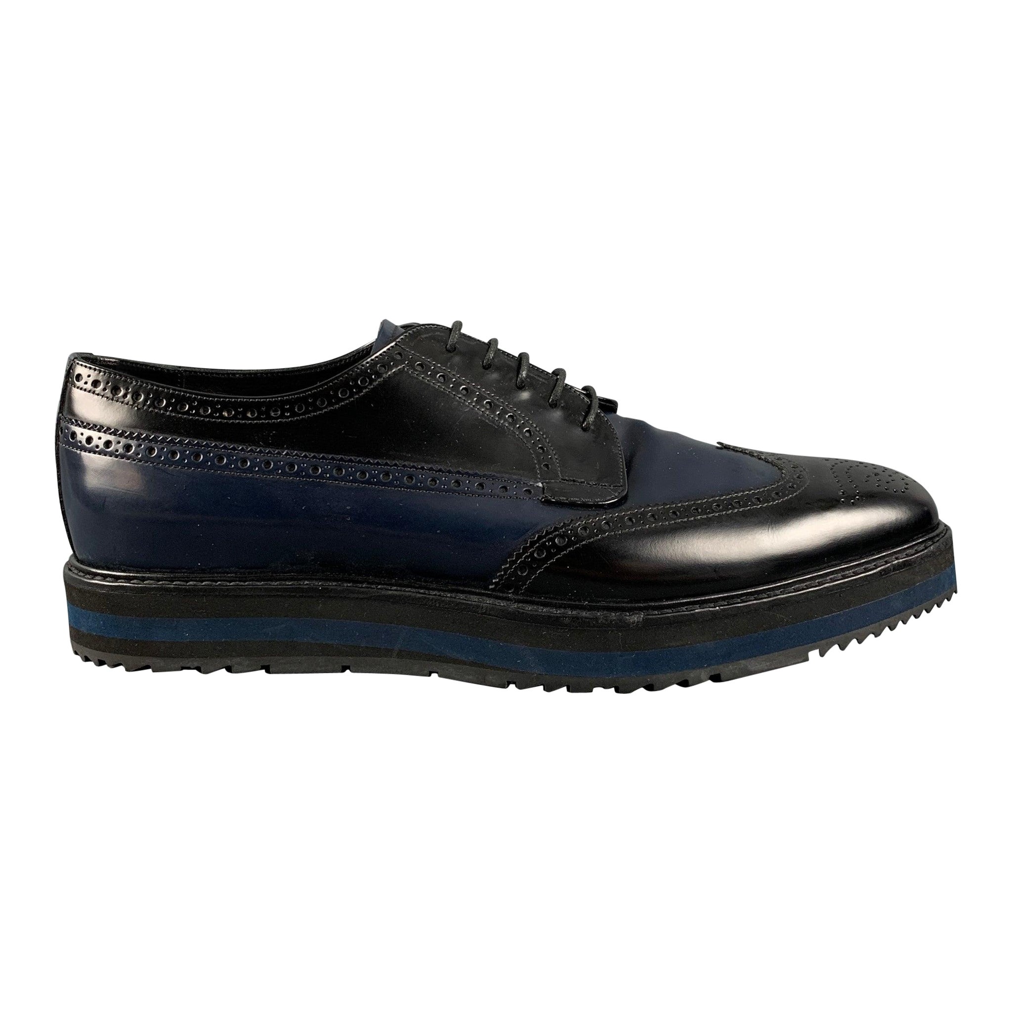PRADA Taille 11 Marine Noir Plateforme Cuir perforé Chaussures à lacets en vente