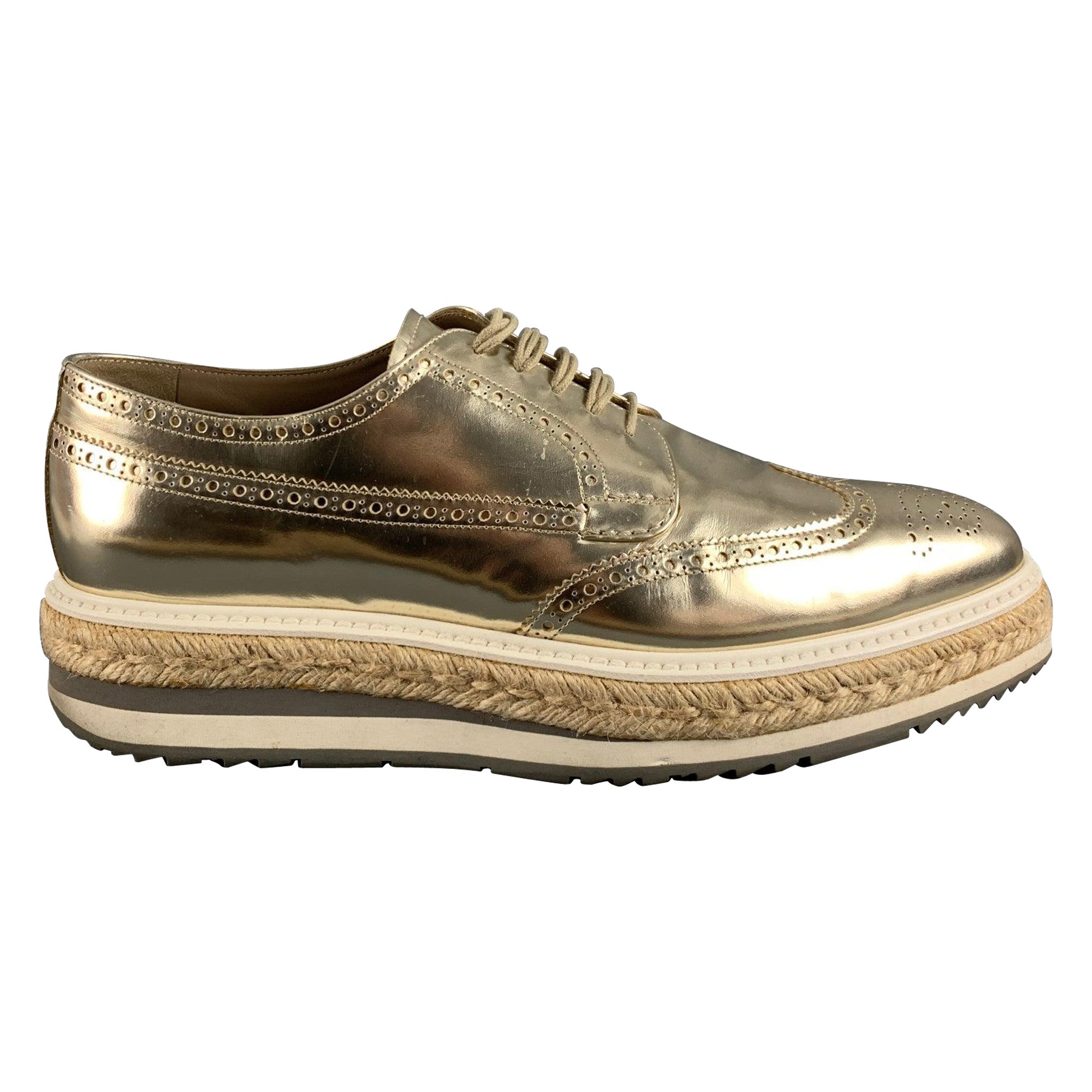 PRADA Taille 10 Chaussures à lacets à plateforme en cuir perforé doré en vente