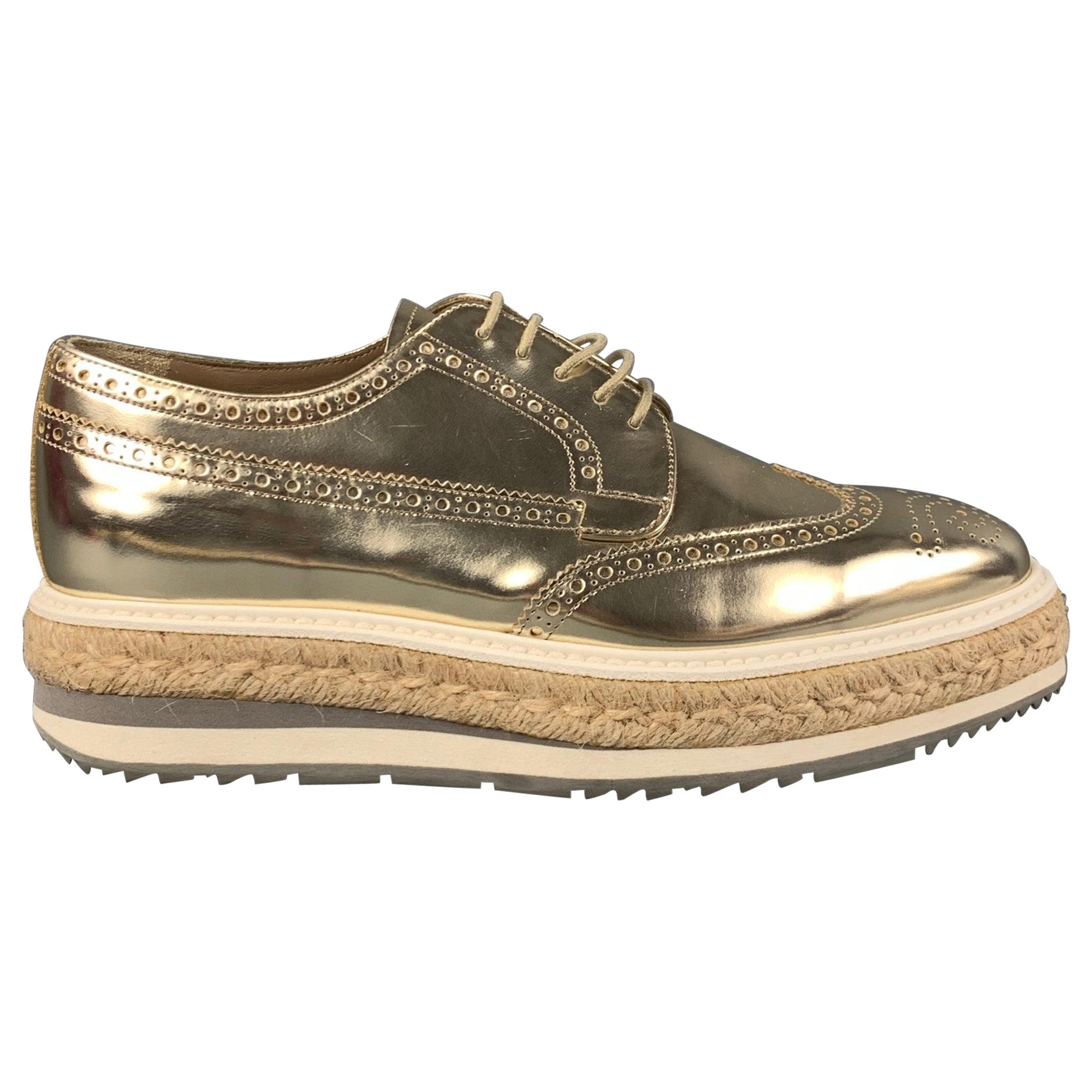 PRADA Taille 6.5 Chaussures à lacets Wingtip en cuir perforé doré en vente