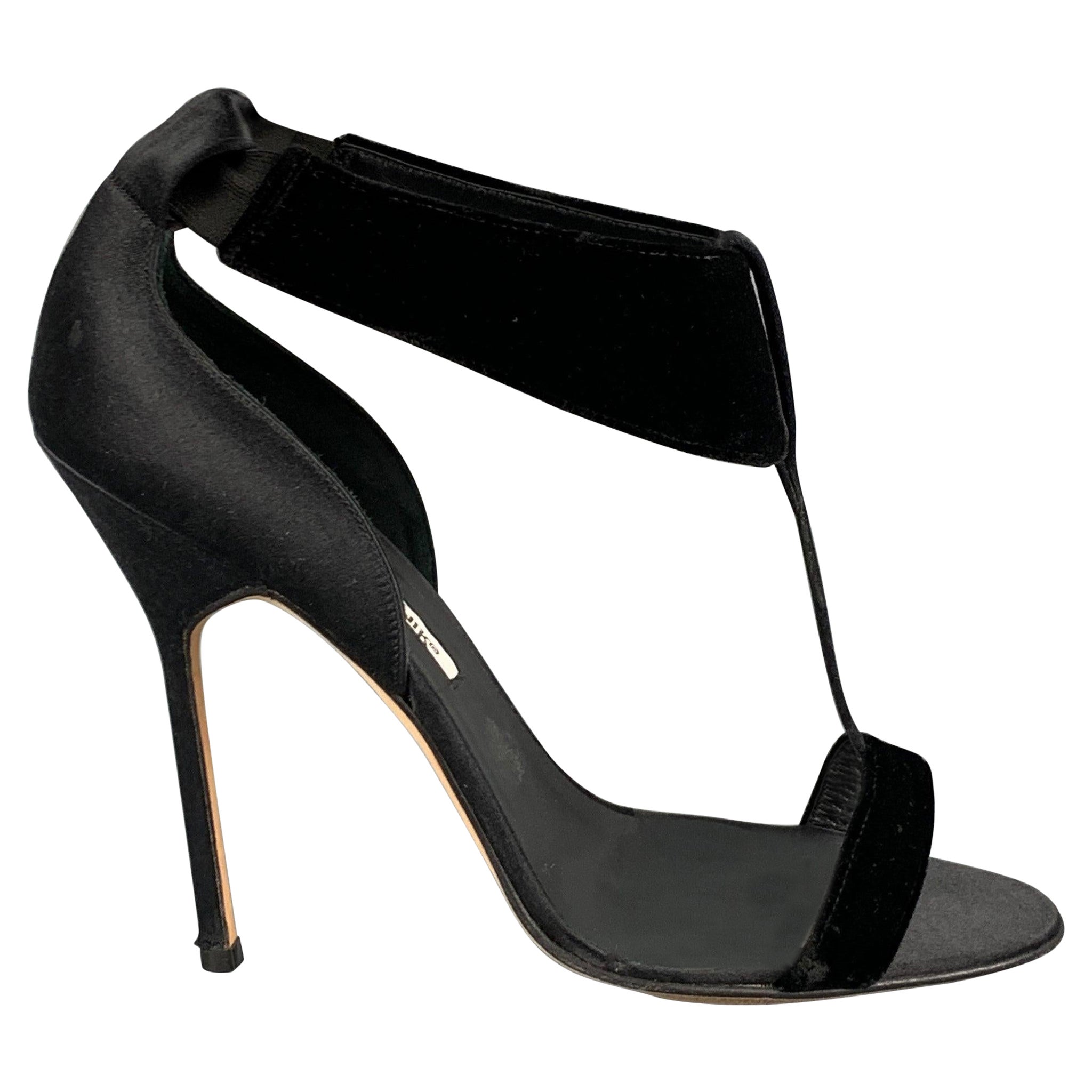 MANOLO BLAHNIK Size 9 Black Satin T- Strap Sandals For Sale