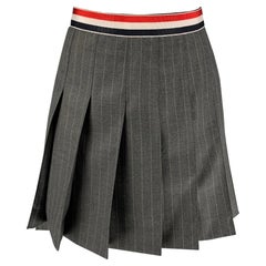 THOM BROWNE Größe 2 Grauer plissierter Flannel-Minirock aus Wolle in Anthrazit